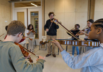 Financiële ondersteuning aan culturele organisaties in Amsterdam die sociaal-culturele projecten organiseren voor Amsterdamse jongeren - Project 11423Basisschool De Klimop: Hallo Muziek